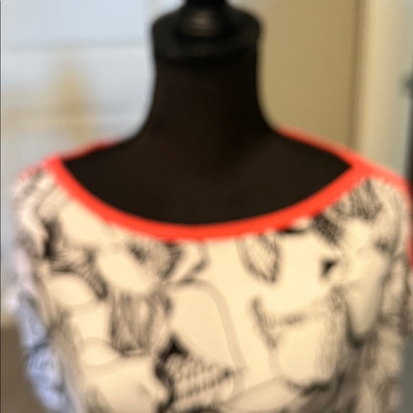 Women's Black and White Leaf Print Short Sleeve Top - Picture 4 of 6